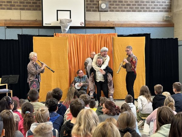 Das Pindakaas Kindermusiktheater wusste die Schülerinnen und Schüler bestens zu unterhalten. - © Fotorechte: Albert-Schweitzer-Schule Lage