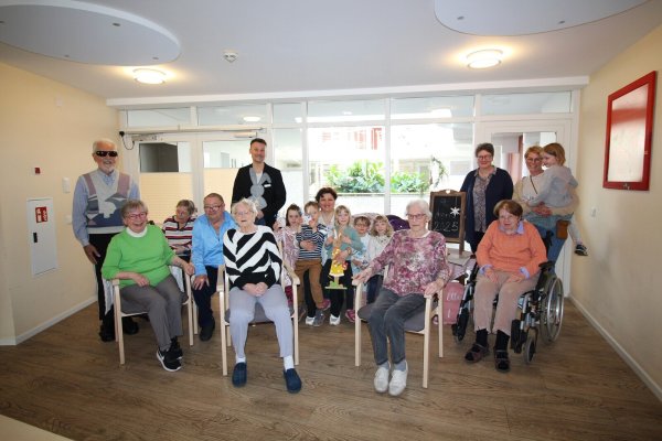 Jung und Alt im Einklang: Vorschulkinder der Musikschule Lemgo, Bewohner des Hanse-Hauses, Organisatoren und Förderer des Projekts „Musik im Quartier“ beim gemeinsamen musikalischen Osterfest. - © Christina-Carolin Rempe/Stiftung Für Lippe