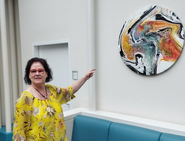 Petra Sindermann wählt ein ungewöhnliches Format für ihre Bilder. Bis Oktober stellt sie im Klinikum Lemgo aus. - © Fotorechte: Petra Sindermann
