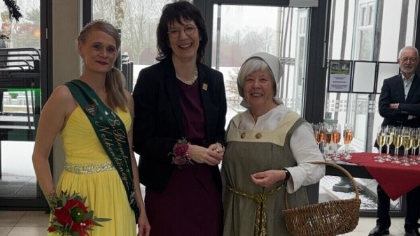 Sie empfingen die Gäste beim Neujahrsempfang: Nelkenkönigin Sabine Gange (von links), Blomberg Marketing-Chefin Kathrin Ridder und Christiane Klotz im Kostüm der Alheyd Pustekoke. - © Blomberg Marketing