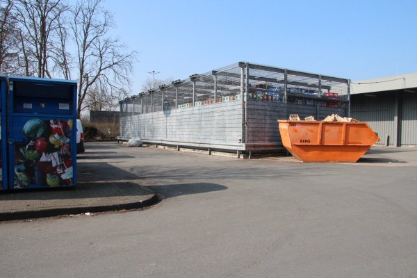 Die Getränke werden in großen Stahlkäfigen neben dem Gebäude zwischengelagert. - © Cordula Gröne