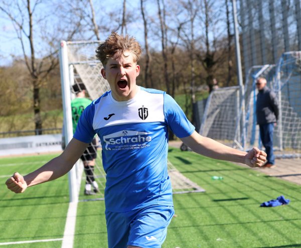 Nico-Leandro Zishart netzte gleich zweimal für den JFV ein, doch sein Team musste sich mit 3:5 geschlagen geben. - © Paul Cohen