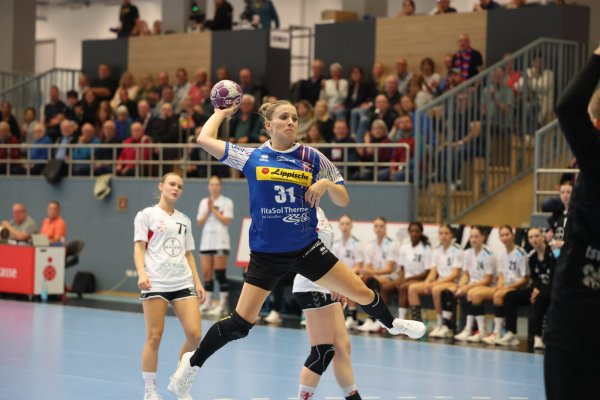 Freie Bahn für Blombergs Alexia Hauf, die hier im Spiel gegen Leverkusen einen weiteren Gegenstoß zu einem Torerfolg nutzt. - © Paul Cohen