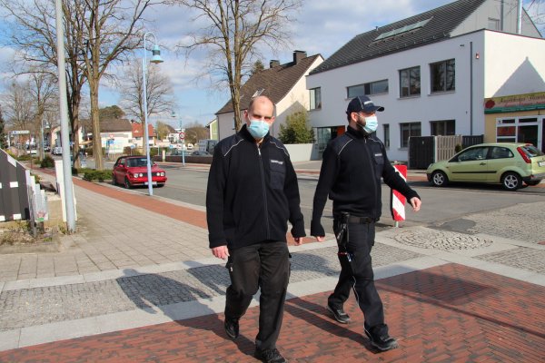 Michael Jinks (links) und Daniel Kaschel überprüfen die Einhaltung der Maskenpflicht an der Pivitsheider Staße. - © Nadine Uphoff