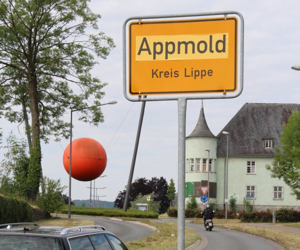 "Appmold" ging 2015 mit einer großen Marketingkampagne an den Start. Über Nacht wurden alle 141 Ortsschilder in Detmold überklebt. - © Jana Beckmann