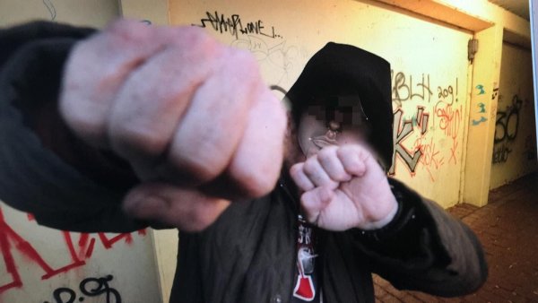 Wenn Schläge drohen, raten Experten zu Passivität und trotzdem selbstbewusstem Auftreten. - © Symbolfoto: Andreas Frücht