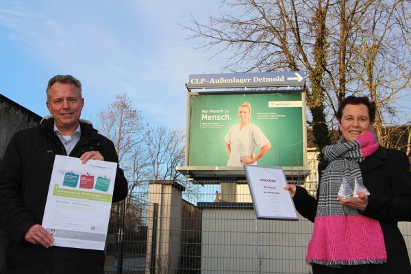 Christine Fuchs und Pflegedirektor Andreas Zeisberg freuen sich über die Auszeichnung. - © Astrid Sewing(LZ)