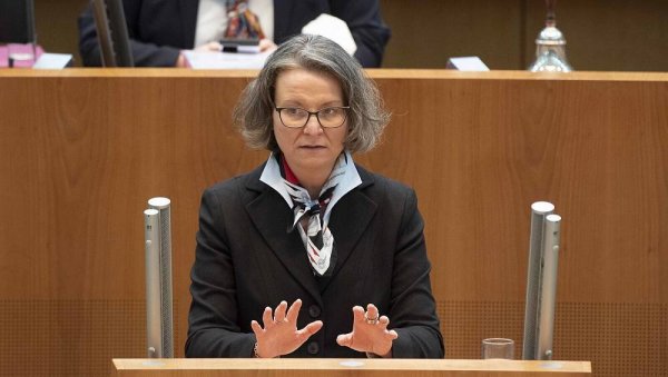 Kommunalministerin Ina Scharrenbach (CDU) hat auf die Kritik reagiert. - © dpa