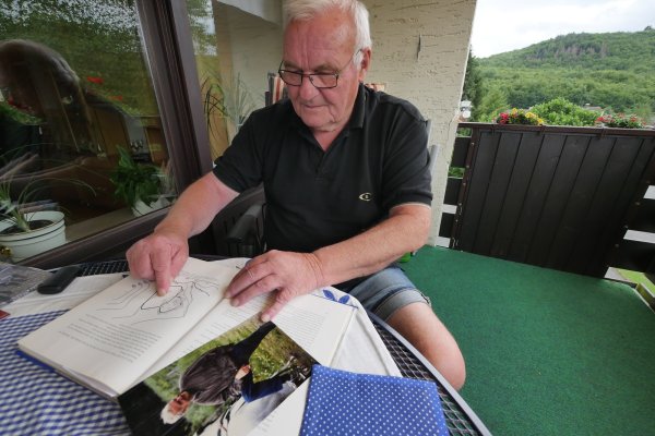 Jobst Pankoke zeigt, wo auf Alt-Schieder bis in die 80er Jahre große Reitturniere stattfanden. - © Jost Wolf