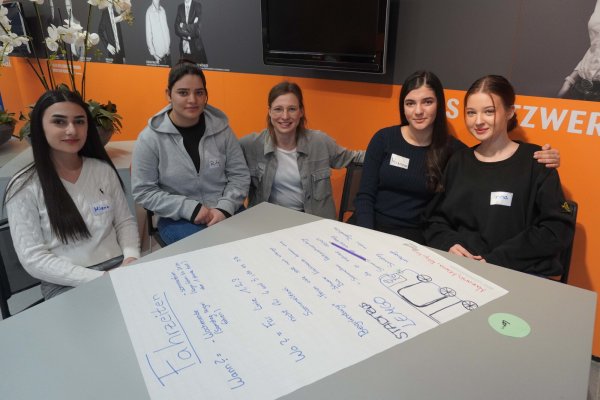 Natalie Wittmann (Mitte), Koordinatorin des Lemgoer Jugendforums, im Gespräch mit den Realschülerinnen (von links) Milena Mesropyan, Ritaj Saleh, Nazanin Noori und Irina Dulson. - © Stadtwerke Lemgo