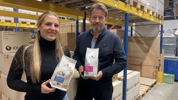 Schlechte Ernten und Spekulationsgeschäfte an den Börsen führen zu hohen Kaffeepreisen. Betreiber kleinerer Kaffeeröstereien wie "Joliente" fürchten um ihre Existenz. Lisa und Christian Cramer shene einer düsteren Zukunft entgegen. - © Silke Buhrmester