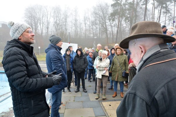 SPD-Fraktionsvorsitzender Peter Heepmann (von links) begrüßt zur Winterwanderung neben Experten wie Ingo Möller viele Teilnehmer. Unter den Besuchern ist auch der ehemaligen Oerlinghauser Landtagsabgeordnete Horst Steinkühler (rechts). - © Karin Prignitz