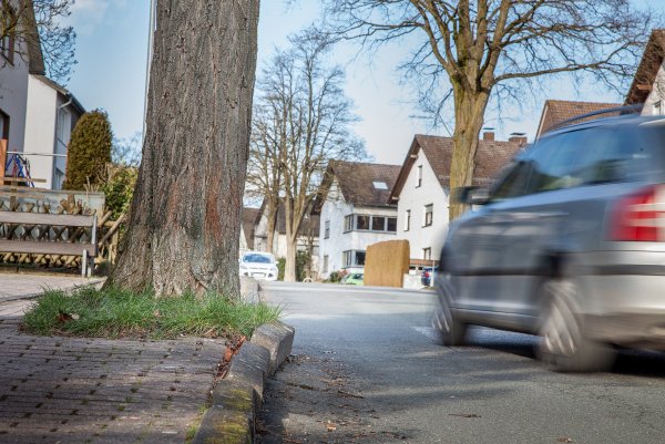 Die Bushaltestelle "Königsberger Allee" in der Brunnenstraße soll umgebaut werden. Das Foto zeigt einen Teil der Königsberger Allee. - © Torben Gocke