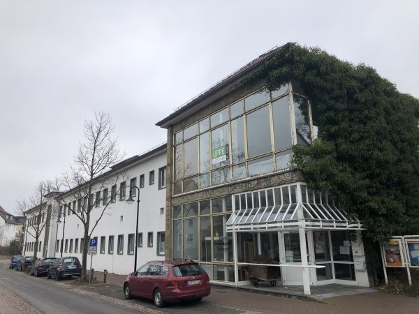 Hier war jahrelang unter anderem die Kurverwaltung untergebracht: Das Stern-Gesundheitszentrum in Bad Meinberg steht zum Verkauf. - © Martin Hostert