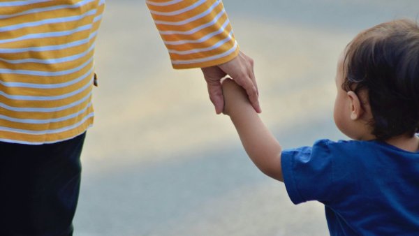Ob und wann es für ein Kind besser ist, aus der Familie genommen zu werden, entscheiden die Mitarbeiter nie allen, sondern immer im Team. - © Symbolbild: Pixabay