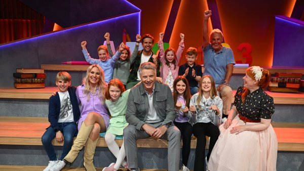 Ein Erinnerungsfoto mit den Promis und den Kindern aus Hiddesen. - © SAT.1/Willi Weber