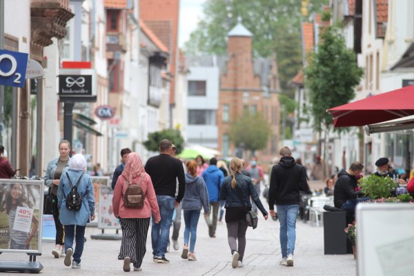 In der Fußgängerzone in Lemgo sind teilweise wieder genauso viel Leute wie vor der Corona-Krise unterwegs. Hier ein Foto von der Mittelstraße. - © Jens Rademacher
