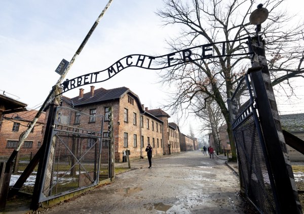 Arbeit macht frei: Die Toraufschrift im Eingangsbereich des Stammlagers Auschwitz ist weltbekannt. - © Uta Wagner