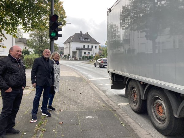 Norbert Priesel (links), Ulrike Teichert und ihr Mann Klaus Teichert fordern von Stadt und Land, dass diese sich für eine Reduzierung des Verkehrs und für einen sicheren Schulweg einsetzen. - © Cordula Gröne