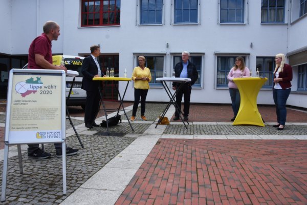 Redakteurin Nadine Uphoff (rechts) im Gespräch mit den Bürgermeisterkandidaten (von links) Martin Thiel (FWG), Dr. Andreas Wulf (CDU), Carola Plaß (parteilos), Thomas Katzer (SPD) und Lisa Ritter (FDP). - © Raphael Bartling