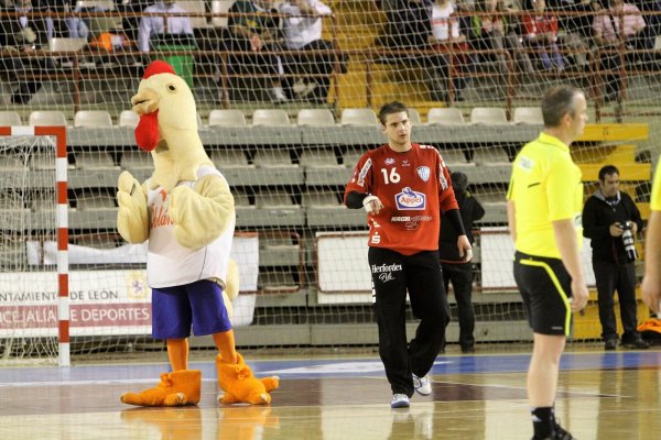 Andere Länder, andere Sitten: Bei seiner bislang letzten internationalen Reise im März 2011 machte TBV-Torhüter Martin Galia im spanischen Leon Bekanntschaft mit einem zutraulichen Huhn als Maskottchen. - © Jörg Hagemann