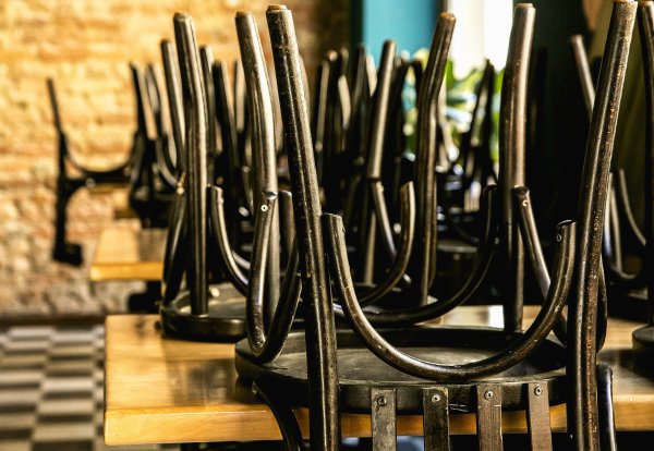Bildunterzeile
Stühle hoch: Kaum eine Branche ist so stark von den Corona-Einschränkungen betroffen wie die Gastronomie und Hotellerie. Die Gewerkschaft NGG fordert Hygienepläne und Gefährdungsbeurteilungen, bevor Lokale wieder öffnen.

Foto (alle Rechte frei): NGG - © Foto (alle Rechte frei): NGG