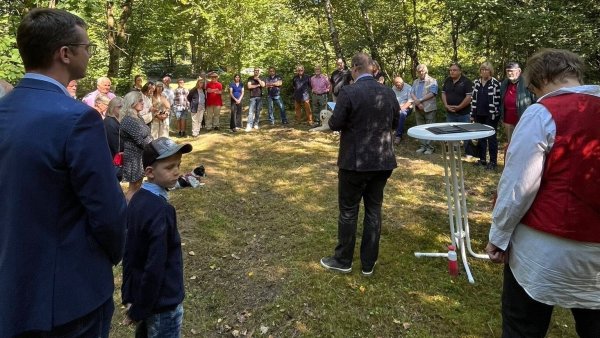 Fast 40 Menschen haben am Gedenkstein in Warburg dem jüdischen Journalisten Felix Fechenbach gedacht. - © SPD Detmold