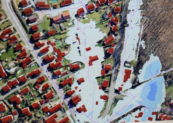 Zwischen Pivitsheider Straße und Dorfstraße könnte es nach einer urbanen Sturzflut, einem außergwöhnlicher Starkregen, so aussehen. Die Werre ist nah. Der Hochwasserschutz der Stadt Lage beginnt deshalb schon am Umfluter am Freibad. - © Simulation/Karte: Stadt Lage