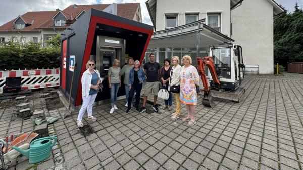 Ursula Wichmann (von links), Iris Pauli, Christine Koopmann, Dagmar Lohmeier, Daniel Ullrich, Sabine Kaspersmeier, Ingeborg Pumpenmeier und Silke Schmuck ärgern sich über den SB-Pavillon. - © Sven Kienscherf
