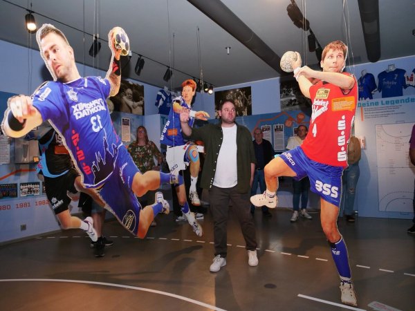 Fabian Schröder stellt den LZ-Lesern die von ihm kuratierte Ausstellung „100 Jahre Handball in Lemgo – 40 Jahre Bundesliga“ vor. - © Jörg Hagemann
