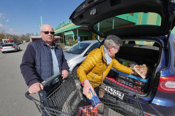 Annegret und Jürgen Christiansen finden, dass es schon genug Kaufland-Supermärkte in Lippe gibt. Sie ärgert, dass immer wieder neue Supermärkte, wie beim Fachmarktzentrum in der Kampstraße, gebaut werden und dann dafür die bisherigen Standorte erstmal leer stehen. - © Jost Wolf