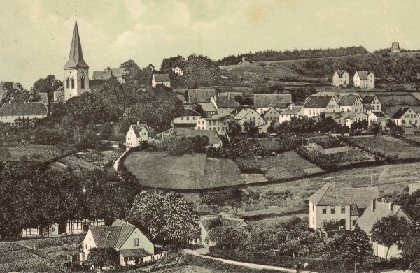 Auf dem Steinbült: Hier gingen die Kirchenbesucher und auch die Teilnehmer der Leichenzüge aus Lipperreihe und auch aus der Senne den Berg empor zur Kirche. - © Horst Biere/Quelle: Stadtarchiv