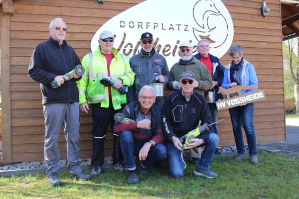 Sie nennen sich das Mobile Renterteam: Zehn bis 15 Ruheständler aus Voßheide haben sich unter der Leitung von Uwe Schnittger (untere Reihe rechts) zusammengetan, um liegengebliebene Aufgaben in ihrem Dorf selbst in die Hand zu nehmen. Sie alle sind auch im Heimatverein aktiv - rechts Vorsitzende Dorothea Beukelmann. - © Annika Langhagel