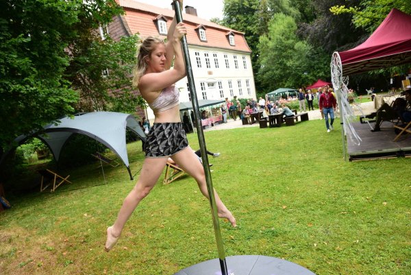 Mit einem bunten und abwechslungsreichen Programm hat das Team des Vereins zur Erhaltung des Wasserschlosses zum Sommerfest aufgewartet. Sunna Brunsiek bot beeindruckende Pole-Dance-Einlagen. - © Nicole Ellerbrake