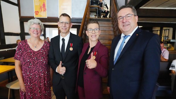 Sascha und Ina Thomas (zweiter von links und zweite von rechts) freuen sich über ihre Auszeichnung. Landrat Dr. Axel Lehmann (rechts) und Elke Wittek, stellvertretende Bürgermeisterin von Detmold (links) freuen sich mit den Ordensträgern. - © Mamfred Huette