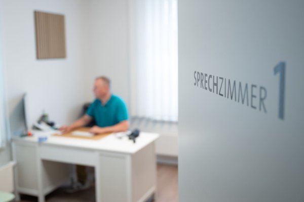 Zukünftig sollen alle gesetzlich Versicherten bei jeglichen Beschwerden zunächst zu ihrem Hausarzt. Markus Beier erklärt, wie das funktionieren soll. - © Sebastian Kahnert/dpa