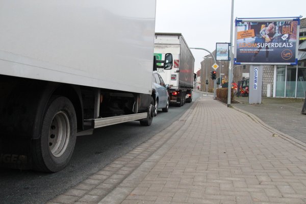 Es ist nicht viel Platz auf der Langen Straße zwischen Ortseingang und Fußgängerzone. Für Zweiradfahrer kann das schon mal eng werden. - © Dieter Asbrock