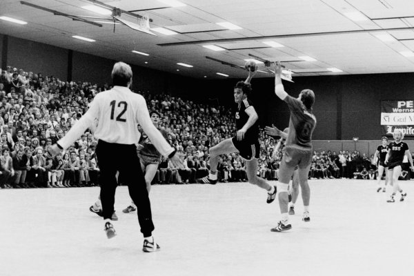 Freie Bahn für Jürgen „Eddy“ Franke 1983 im ersten OWL-Derby gegen GWD Minden. GWD-Keeper Rainer Niemeyer, Pickel Meyer und Frank Harting bleibt nur das Nachsehen, ebenso wie im Hintergrund Siggi Sveinsson und Diethard von Boenigk. Foto: Jörg Hagemann - © Jörg Hagemann