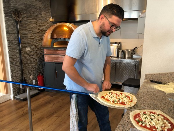 Der Chef und seine Pizza im „Loro di Napoli". - © Till Brand