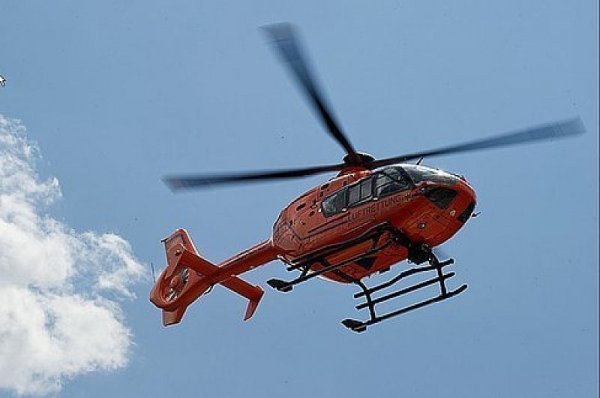 Ein Rettungshubschrauber bringt den schwerverletzten Motorradfahrer in die Klinik. - © Symbolbild: dpa