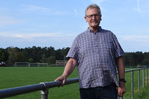 Gottfried Dennebier bevorzugt die zweite Ausbauvariante, weil dabei auch das Augustdorfer Sporthaus mit renoviert werden könnte. - © Raphael Bartling