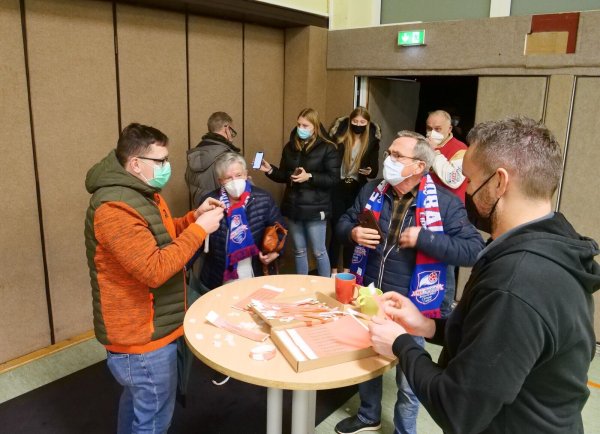 Eins-zu-eins-Betreuung: Andreas Sukop (rechts), Geschäftsführer des Teams HandbALL, wird beim Einlass in die Wineo-Arena tatkräftig von drei Helfern unterstützt.  - © Jörg Hagemann