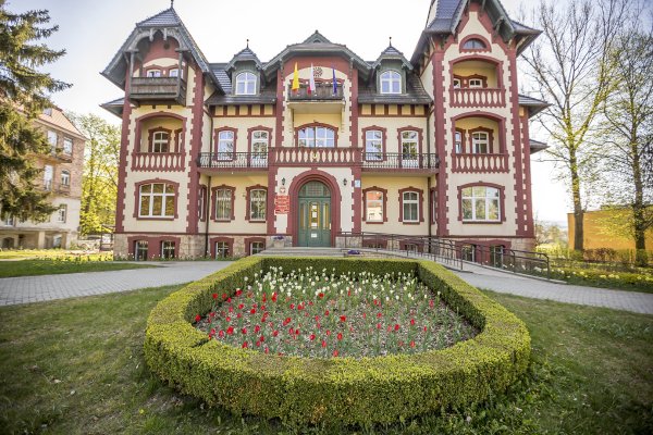 Das malerische Rathaus von Bad Kudowa. Hier wird die Hilfe für die Ukraine-Kriegsflüchtlinge koordiniert. - © Bad Kudowa