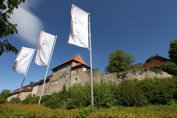 Burg ohne Kultur: Sternberg ist im Moment dicht, die Innenhöfe sind mit Flatterband abgesperrt.  - © Bernhard Preuß