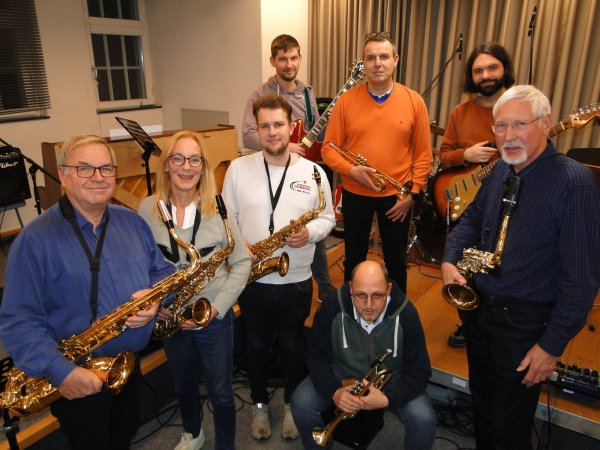 Der harte Kern: Im neuen „Large Ensemble“ haben sich Mitglieder der ehemaligen „Brick Town Big Band“ zusammengefunden, um mit neuen Musikern unter der Leitung von David Krüger ein musikalisches Experiment zu wagen. Von links: Rolf Kehde, Moni Schmidt, Thilo Wesseler, Marcel Schmidt, Ralf Hürtgen, David Krüger und Rolf Hausschäfer. Im Vordergrund kniet Winfried Emmerich. - © Hajo Gärtner