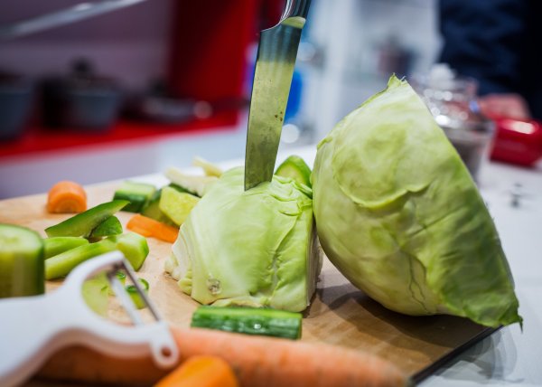 Kimchi lässt sich nicht nur aus Weißkohlblättern zubereiten, sondern auch aus den Schalen und dem Strunk von Blumenkohl. - © Frank Rumpenhorst