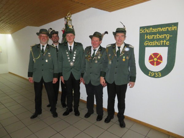 Oberst Hartmut Rissiek, Dennis Steinmeier (Fahnenabordnung), Malte Wiehemeier, Jörg Wagner und Major Ralf Wiehemeier. - © Schützenverein Harzberg-Glashütte