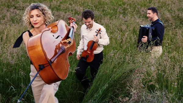 Das Trio Wellcaru zieht bei der Abschlussveranstaltung während der lyrischen Wanderung mit den Gästen durch die Wiesen rund um Gut Holzhausen. - © Emanuel Klempa