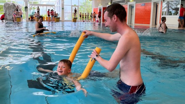 Mit einer Schwimmnudel bewaffnet hilft LZ-Volontär Nico Düllmann Reijk beim Brustschwimmen. Bei der DLRG in Blomberg ist der Zulauf von Kindern, die das Seepferdchen machen möchte, aktuell sehr groß. - © Philipp Kersten