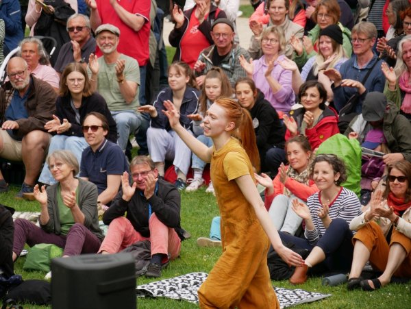 Deutschlandpremiere "Look Mum, No Hands" des Duos Mimbre aus England. Eine zarte Geschichte über Freundschaft und Erwachsenwerden im Kaiser-Wilhelm-Park. - © Thomas Krügler